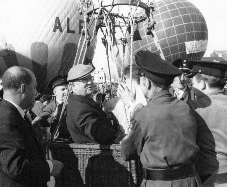Frantz van Dorpe als deelnemer aan de jaarlijkse ballonwedstrijden tijdens de Bevrijdingsfeesten, de latere Vredefeesten, september 1965. (Stadsarchief Sint-Niklaas)