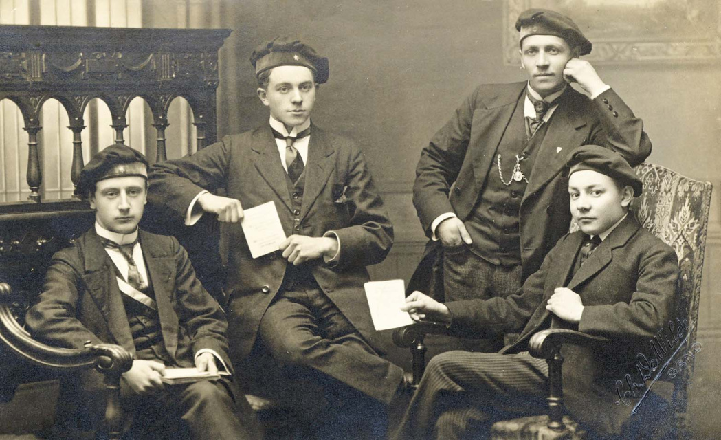 De zogenaamde 'plakkersbende', met van links naar rechts: Frans Naudts, Cyriel Pycke, Michiel Byttebier, Frans van Gelder. Op 2 maart 1917 werden deze activistische studenten opgepakt wegens het illegaal aanplakken van strooibiljetten. (Universiteitsbibliotheek Gent)