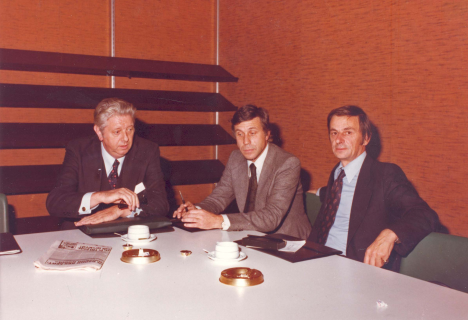 VKW, Nationaal congres, Hasselt, 29-30 september 1977. Van links naar rechts: Leopold Kympers, Hugo Schiltz en Guido van Gheluwe. (KADOC, kfa000640)