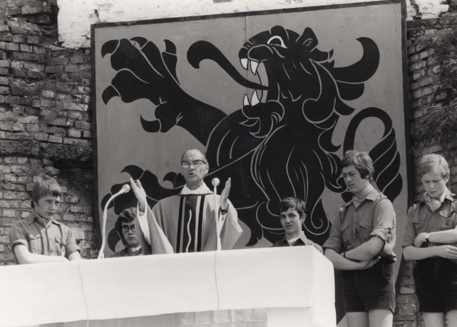 Eucharistieviering geleid door Karel van Isacker op de 44ste IJzerbedevaart, 1971. (ADVN, VFFY14/77)