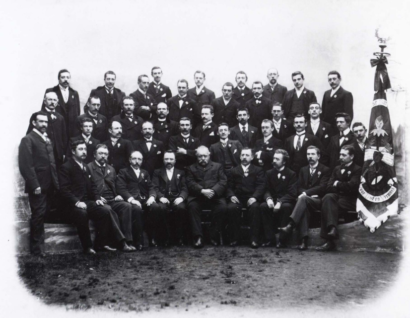 De toneelgroep Voor Nut en Vermaak van de Katholieke Burgersgilde, met voorzitter Eugeen van Steenkiste in het midden, 1903. (Stadsarchief Brugge)