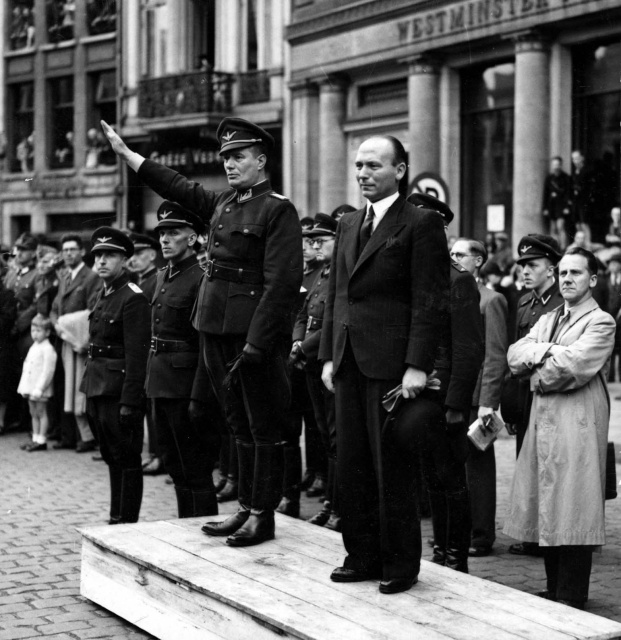 Renaat van Thillo (links) en Gerard Romsée tijdens een optocht van de Vrijwillige Arbeidsdienst voor Vlaanderen (VAVV) in Antwerpen, 15 augustus 1943. (CegeSoma, 32722)