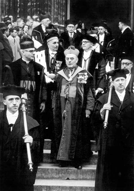 De opening van het academiejaar in 1951, met centraal in beeld rector Van Waeyenbergh. (Universiteitsarchief KU Leuven)