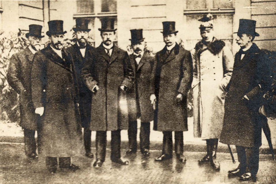 Delegatie van de Raad van Vlaanderen in Berlijn, 3 maart 1917. Van links naar rechts: Telesphorus Vernieuwe, Emile Dumon, Jozef van den Broeck, August Borms, Jacob Lambrichts, Pieter Tack, kapitein Hans von Harrach en Emiel ver Hees. (Collectie Stad Antwerpen, Letterenhuis, tglhph407)