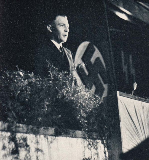 DeVlag-Organisatieleider Frans Van der Auwera aan het woord tijdens de Vlaamsch-Duitsche Kultuurdagen, augustus 1943. (ADVN, VY304)