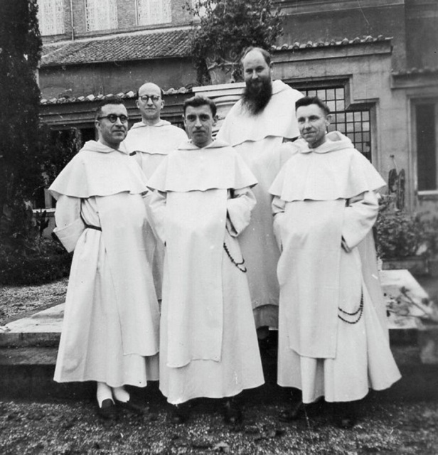 Enkele Vlaamse dominicanen, met uiterst links pater Joris Vansteenkiste, bij de basiliek van Santa Sabina in Roma, vermoedelijk eind jaren 1940. (Archief Dominicanenklooster Leuven)
