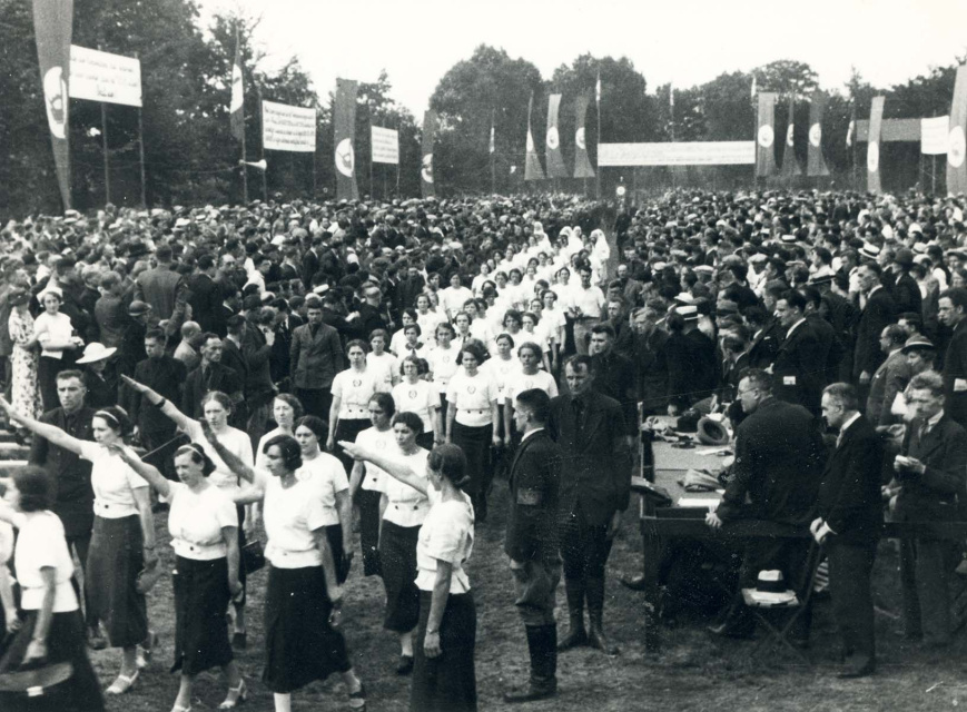 Mars van het Verbond van Dinaso Vrouwen en Meisjes (Verdivro) op de vierde Landdag van het Verdinaso, Sint-Kruis Male, 4 augustus 1935. (ADVN, VFA1293)