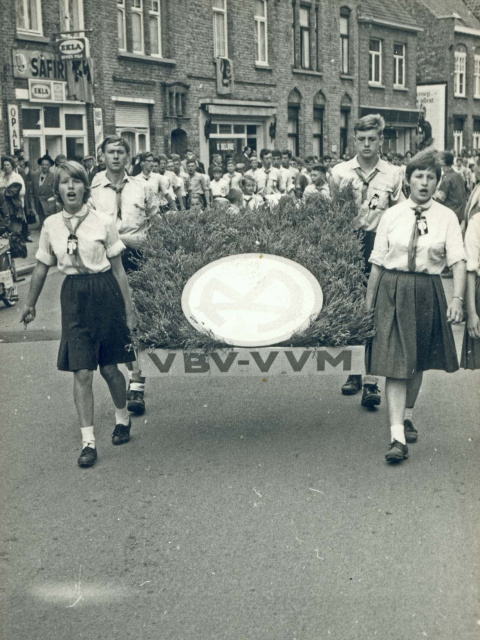 Optocht van het Verbond van Blauwvoetvendels (VBV) en het Verbond Vlaamse Meisjesscharen (VVM) in Diksmuide, s.d. (ADVN, VFA1836)