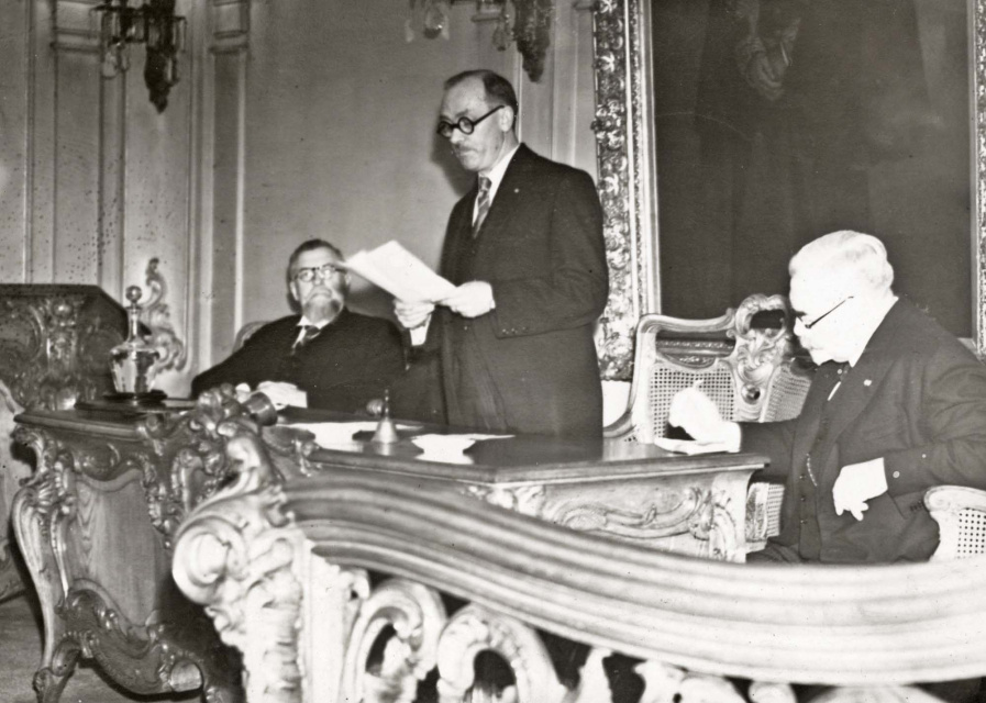 René Verdeyen bespreekt de dichter Joost van den Vondel in de Koninklijke Vlaamse Academie voor Taal- en Letterkunde, met links Frans van Cauwelaert, ca. 1950. (Collectie Stad Antwerpen, Letterenhuis, tglhph22669)