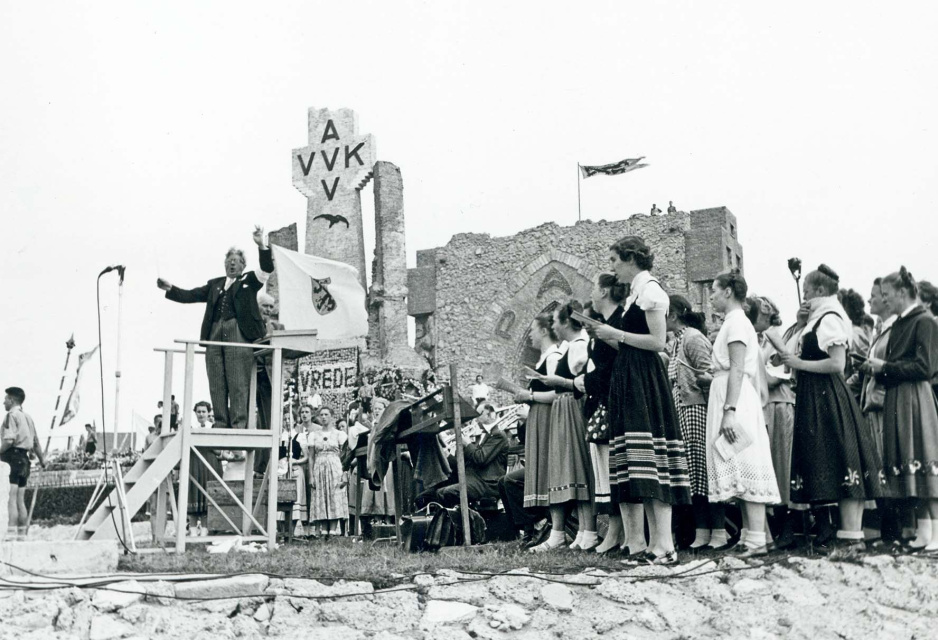 Renaat Veremans dirigeert een koor en de massa op de 27ste IJzerbedevaart, Diksmuide, 22 augustus 1954. (ADVN, VFFY63/204)