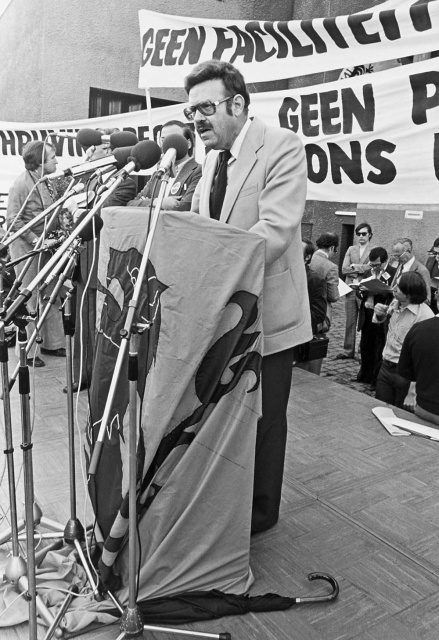 Historicus Adriaan Verhulst, hier als spreker op een anti-Egmontmeeting, had via het Willemsfonds en het Liberaal Vlaams Verbond een zeer grote (ideologische) invloed op het liberalisme en op de splitsing van de unitaire liberale partij. Foto Studio Dann. (ADVN, VFB2052)