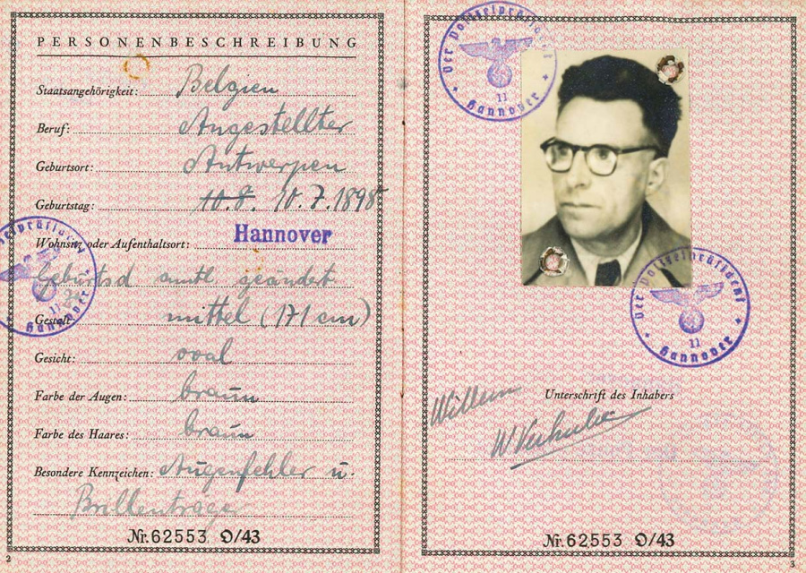 Het voorlopige vreemdelingenpaspoort uitgereikt aan Willem Verhulst in Hannover tijdens zijn vlucht naar Duitsland, oktober 1944. (Liberas)