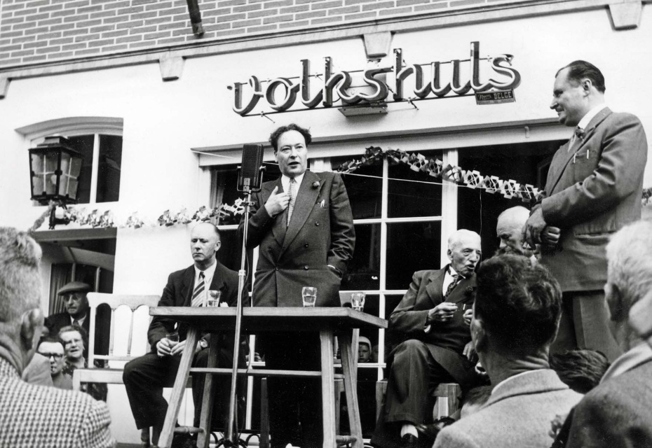 Piet Vermeylen tijdens zijn toespraak bij de inwijding van het nieuwe volkshuis in Heule, 1955. (Amsab-ISG, fo007303)
