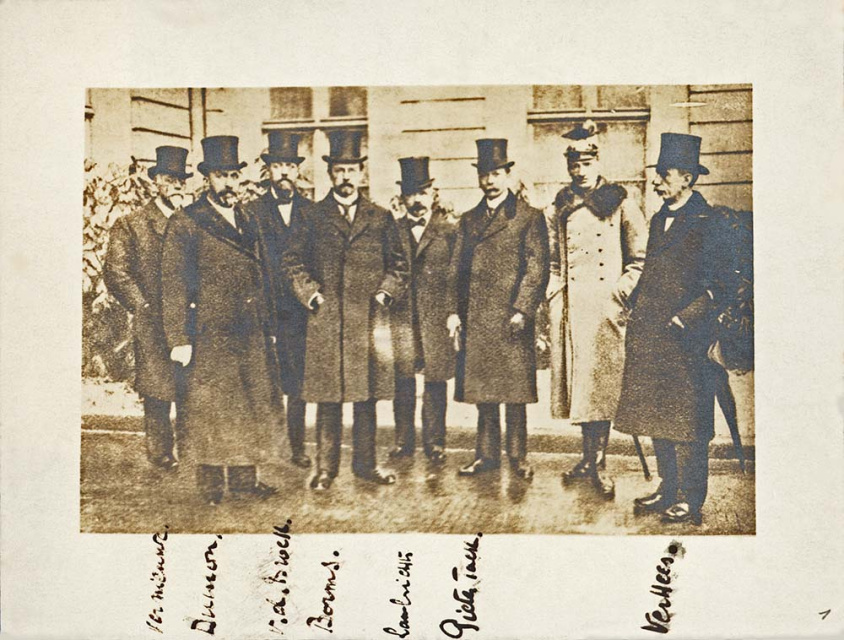 Delegatie van de Raad van Vlaanderen in Berlijn, 3 maart 1917. Van links naar rechts: Telesphorus Vernieuwe, Emile Dumon, Jozef van den Broeck, August Borms, Jacob Lambrichts, Pieter Tack, kapitein Hans von Harrach en Emiel ver Hees. (Collectie Stad Antwerpen, Letterenhuis, tglhph407)