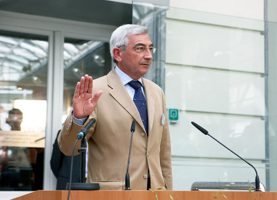 Christian Verougstraete is voor de vierde keer verkozen tot Vlaams volksvertegenwoordiger voor het Vlaams Belang en legt de eed af in de Koepelzaal van het Vlaams Parlement, 30 juni 2009. Foto Kurt van Strijthem. (Vlaams Parlement)