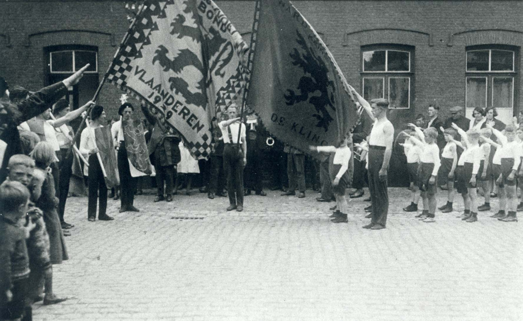 Leden van de Vlaasmch-nationale Blauwvoetbond brengen de Hou Zee!-groet tijdens de derde Blauwvoetdag in De Klinge, juli 1933. (ADVN, VFB282)