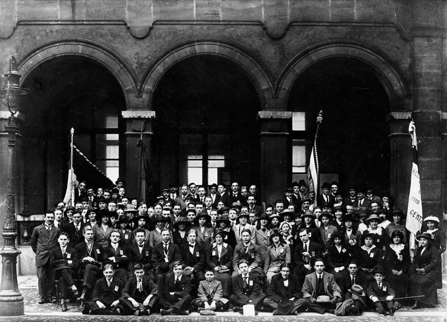 In april 1914 organiseerde de Vlaamsche Bond een congres van Jong Vlaanderen, het Verbond der Vlaamsgezinde Studenten van het Middelbaar- en Normaalonderwijs, in het Koninklijk Antheneum Antwerpen. Zittend, derde van rechts: René Victor: vierde van rechts: Paul van Ostaijen. (Collectie Stad Antwerpen, Letterenhuis, tglhph3751)