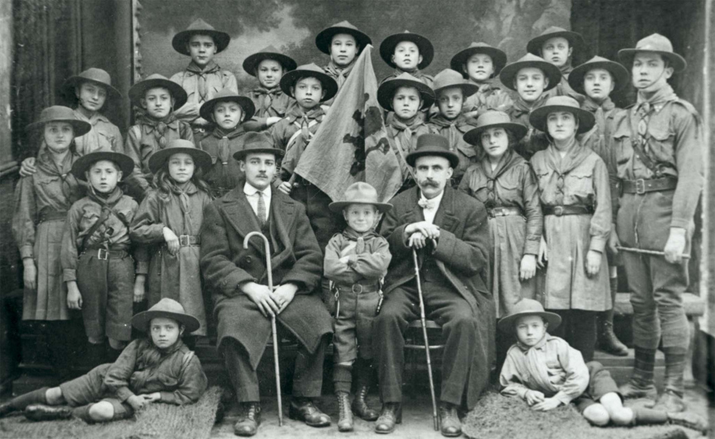 Een groep Vlaamse padvinders uit Brussel, onder leiding van Arnold Peeters en E. Lehouck, ca. 1930. (ADVN, VFB342)