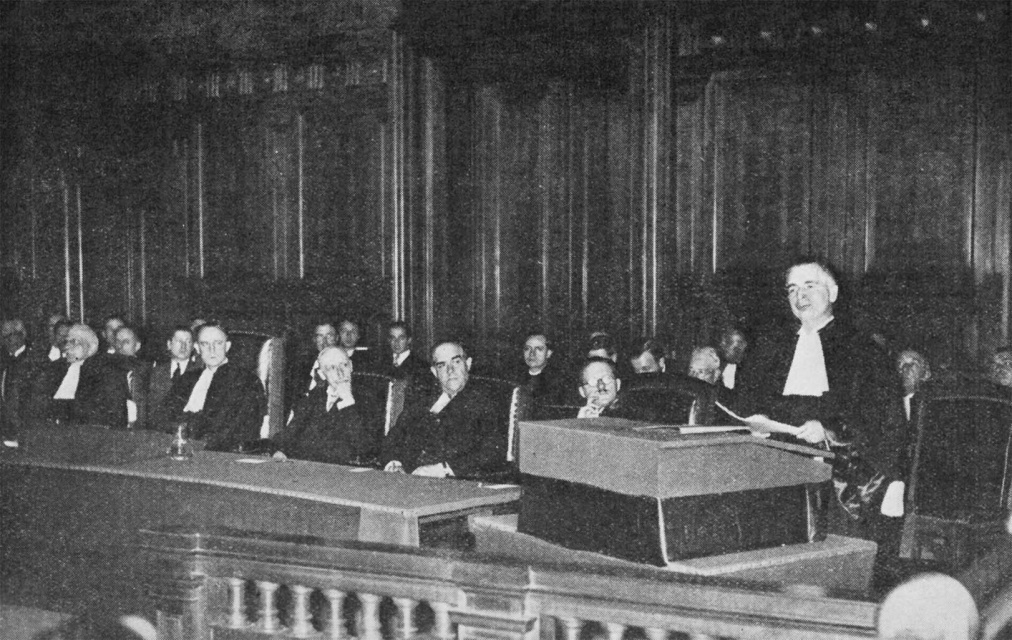 Openingszitting van de Vlaamse Conferentie der Balie van Antwerpen, 1939. Van links naar rechts: Stuyck, Van den Brande, De Lichtervelde, Van Statum, Van Leynseele en Lambreghts. (ADVN, VBRB2579)