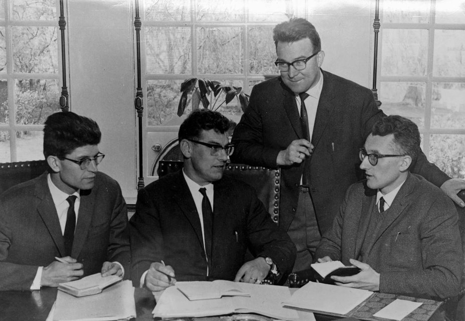 De vier boegbeelden van de Vlaamse Demokraten bij een campagnebespreking. Zittend van links naar rechts: Antoon Roosens, Daniël Deconinck en Roger Bourgeois. Staand: Staf Verrept. (Collectie R. Bourgeois)