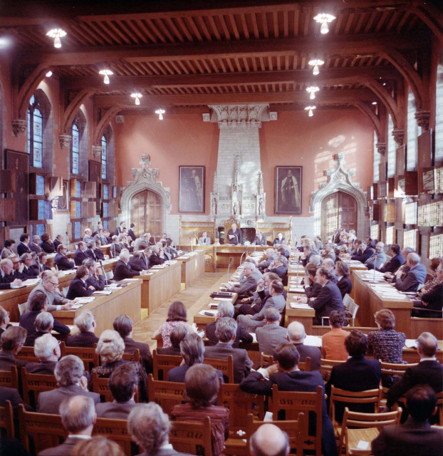 De installatievergadering van de Vlaamse Gewestraad in het stadhuis van Mechelen, 26 november 1974. CVP-senator Rafaël Hulpiau werd tot voorzitter verkozen. (ADVN, VNE11)