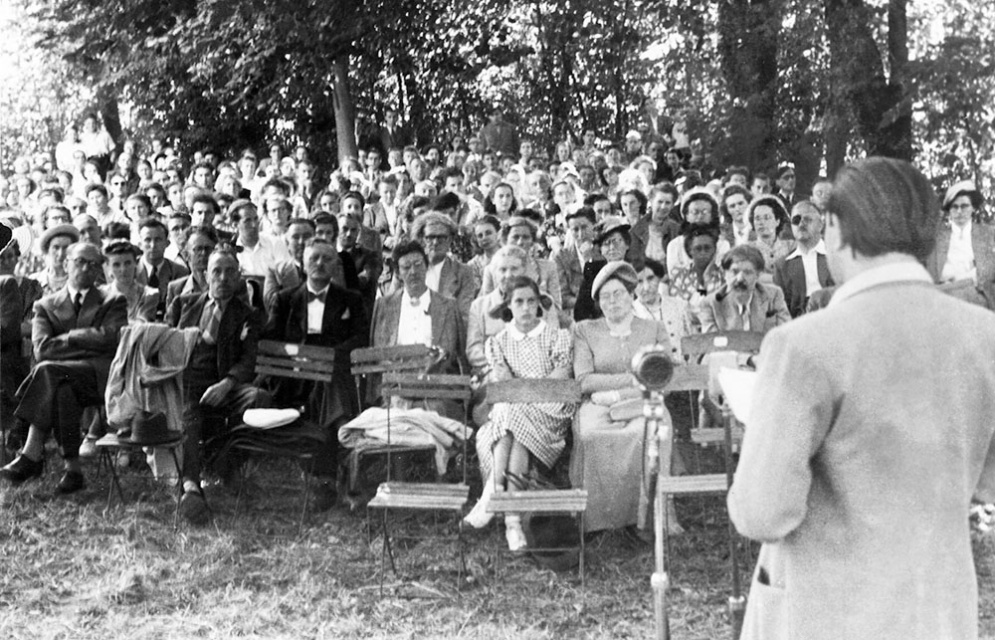 Voordracht van Frans Roggen op de 8ste Vlaamse Poëziedagen in Merendree, 30 juli 1949. De voorste rij wordt volledig bezet door een afvaardiging van Vlaams &amp; Vrank. (ADVN, D12502(1/1))