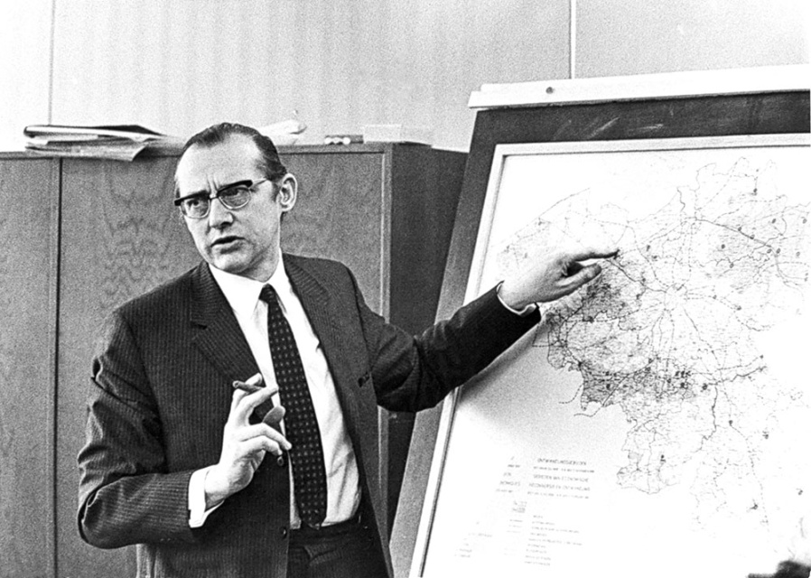 André Vlerick, staatssecretaris voor streekeconomie, tijdens een persconferentie, 19 januari 1971. (KADOC, kfa024892)