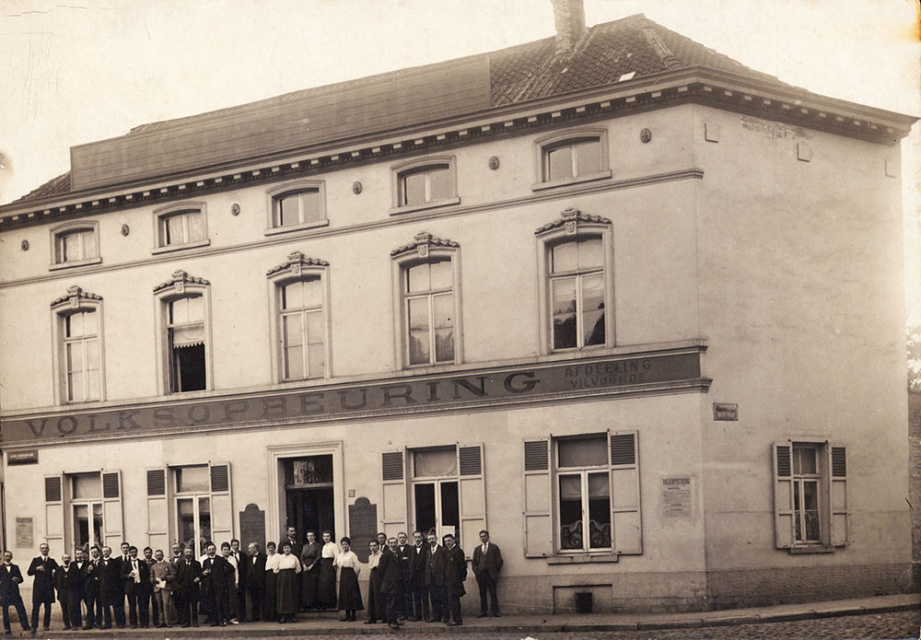 Inhuldiging van het lokaal van Volksopbeuring in Vilvoorde, 15 mei 1918. (Collectie Stad Antwerpen, Letterenhuis, tglhph4809)