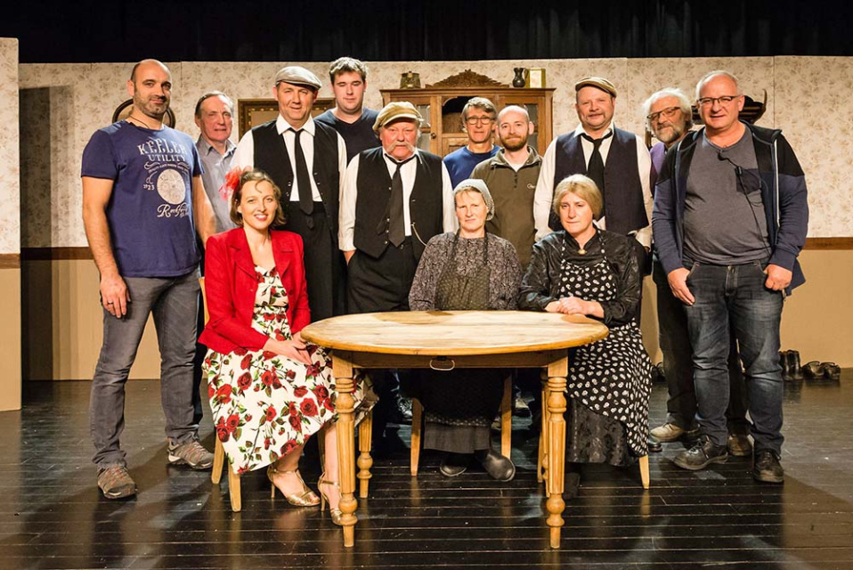 De acteurs van Het Volkstoneel voor Frans-Vlaanderen op de planken, 2018.