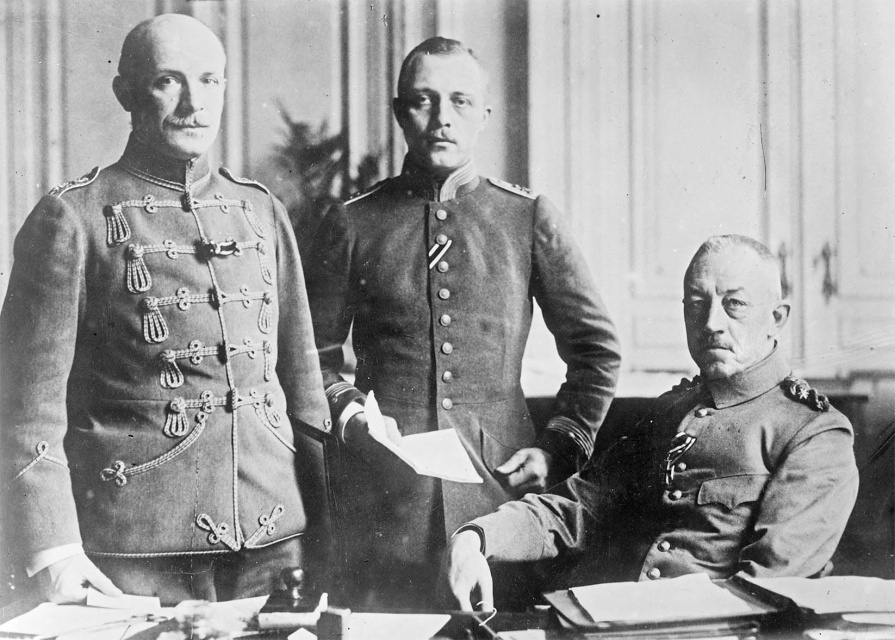Links staat Hans A. von Harrach; rechts zit Dr. Max von Sandt, verwaltungschef van het burgerlijk bestuur, s.d. (Library of Congress, Washington)