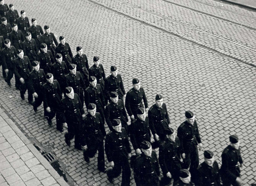 Optocht van de de Vrijwillige Arbeidsdienst voor Vlaanderen (VAVV) in Antwerpen, na de terugkeer uit Duitsland, ca. 1942. (ADVN, VFB174)
