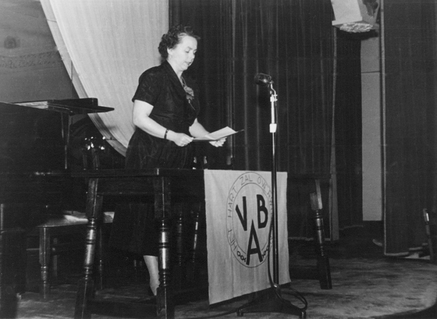 Redevoering van Gerda Haighton op de lustrumviering van de Vrouwenbeweging voor Amnestie (VBA), 1958. (ADVN, VFA1371)