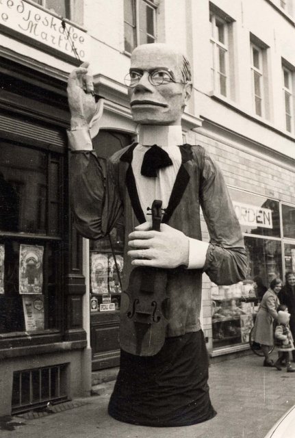 Karel Waeri tijdens een optocht in Gent, 1975. (Huis van Alijn)