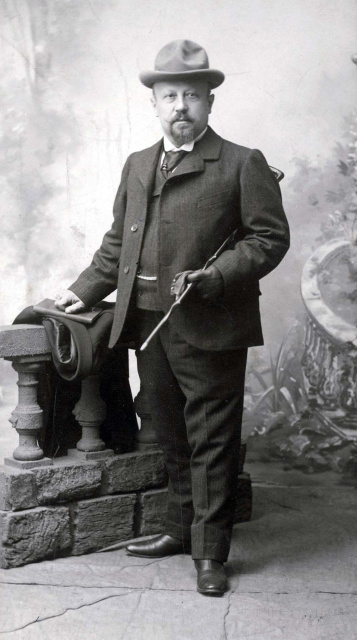 Portret genomen van Omer Wattez toen hij zijn Vlaamse Ardennen schreef, juni 1895. Foto August Ruys-Morel. (Collectie Stad Antwerpen, tglhph8417)