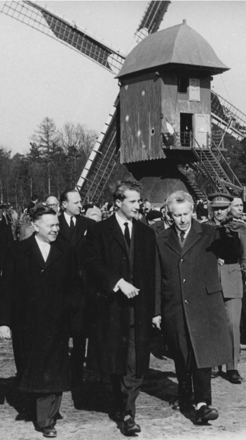 Opening van het Openluchtmuseum Bokrijk, 12 april 1958. Van links naar rechts: gouverneur Louis Roppe, prins Albert en Jozef Weyns. (Openluchtmuseum Bokrijk)