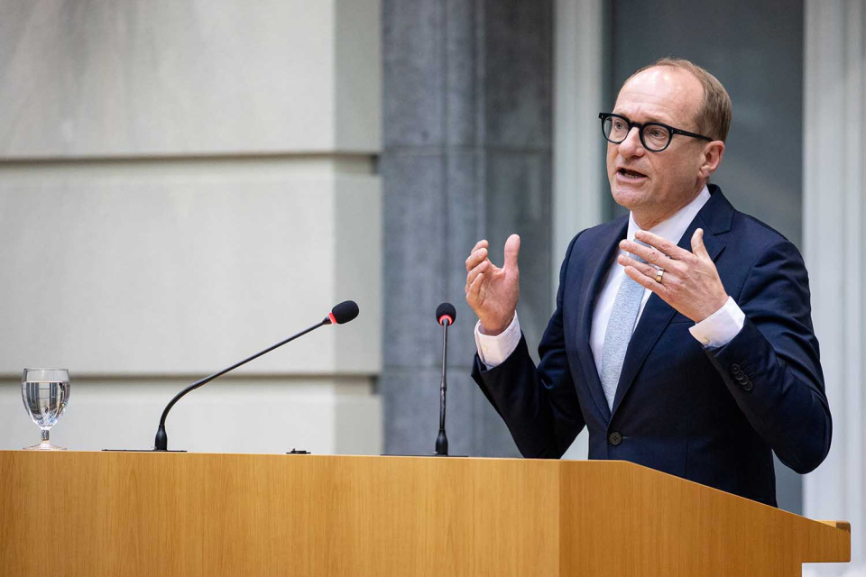 Ben Weyts, Vlaams minister van Onderwijs, Sport, Dierenwelzijn en Vlaamse Rand, beantwoordt vragen tijdens de plenaire vergadering van het Vlaams Parlement van 18 januari 2023. Foto Stefan de Wilde. (Vlaams Parlement)