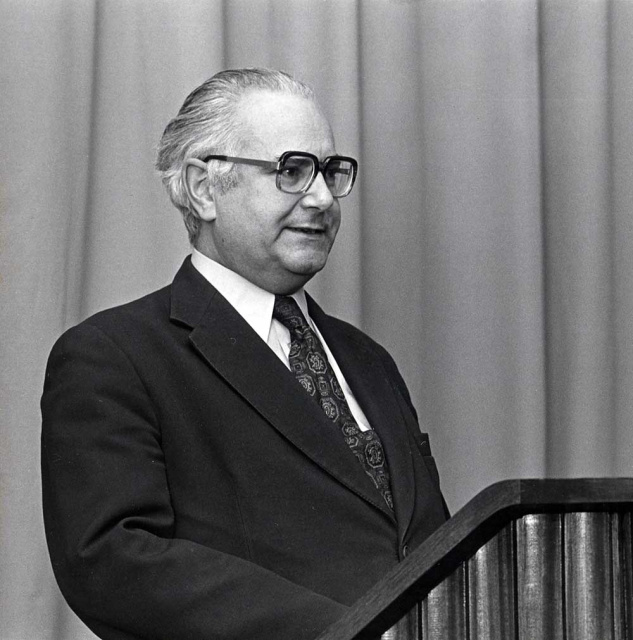 Emiel Willekens aan het woord op de opening van de tentoonstelling 'Paul Ibou' in het Letterenhuis, Antwerpen, 28 oktober 1976. Foto Paul de Backer. (Collectie Stad Antwerpen, Letterenhuis, tglhph41941)