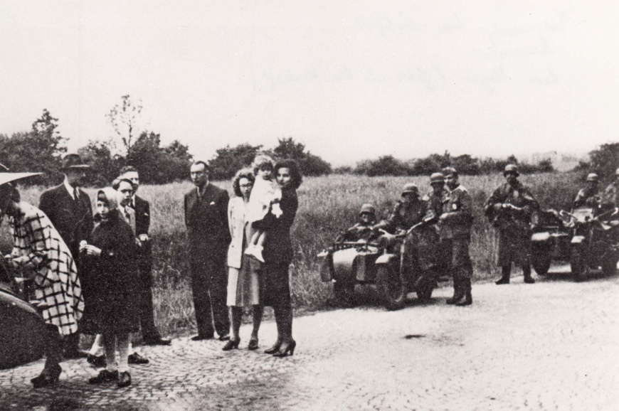Na de geallieerde invasie in Normandië werd de koninklijke familie naar Duitsland gedeporteerd. In het midden prinses Lilian met haar zoontje Alexander op de arm. Meteen naast haar prinses Joséphine-Charlotte. De prinsen Boudewijn en Albert staan links. (CegeSoma/Rijksarchief)