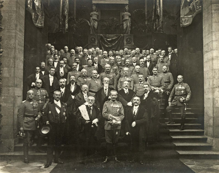 Overdracht van de vernederlandste Universiteit Gent aan de academische overheid, 21 oktober 1916. Beheerder Ernest Haerens staat rechts op de eerste rij naast Moritz von Bissing, de gouverneur-generaal van het Duitse bezettingsbestuur. (Universiteitsbibliotheek Gent)