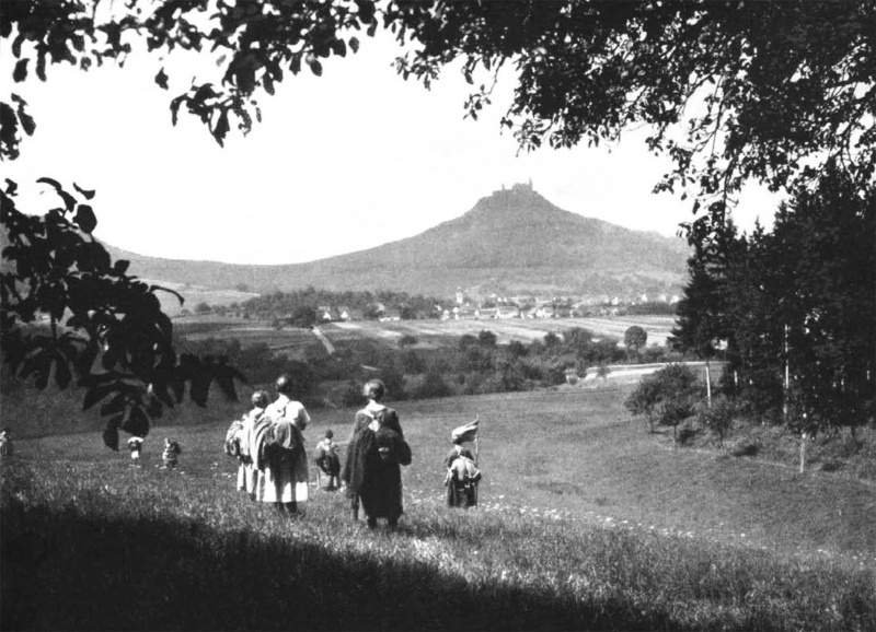 Voettocht van een Duitse Wandervogel-groep in de vrije natuur, s.d. (Deutsches Historisches Museum, Berlijn)