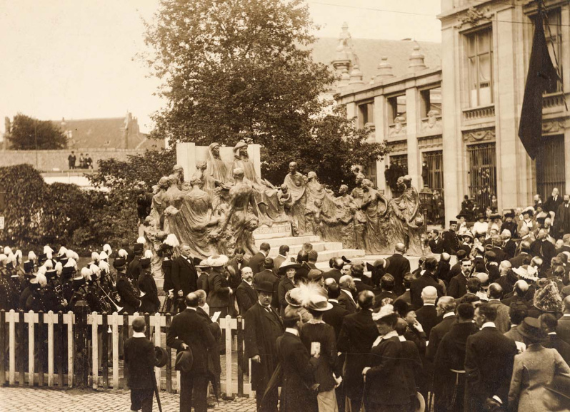 Inhuldiging van het monument voor de broers Hubert en Jan van Eyck tijdens de Wereldtentoonstelling in Gent, 9 augustus 1913. Ontwerp en uitvoering architect Valentin Vaerwyck en beeldhouwer Geo Verbanck. (Stadsarchief Gent)