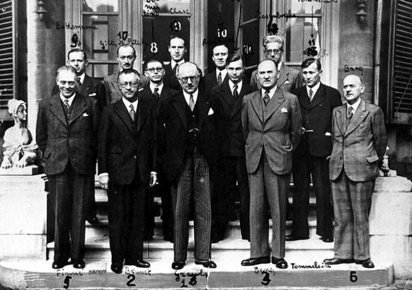 Schepencollege van Groot-Brussel, met in het midden oorlogsburgemeester Jan Grauls, ca. 1942. (CegeSoma/Rijksarchief, 5825)