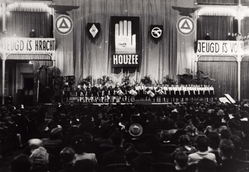 De Nationaal-Socialistische Jeugd Vlaanderen (NSJV) tijdens een VNV-bijeenkomst, 1940-1944. (CegeSoma)