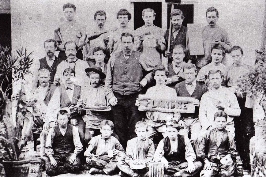 Bouwvakkers uit Vlaanderen in Feluy, ca. 1895. (Musée royal de Mariemont)
