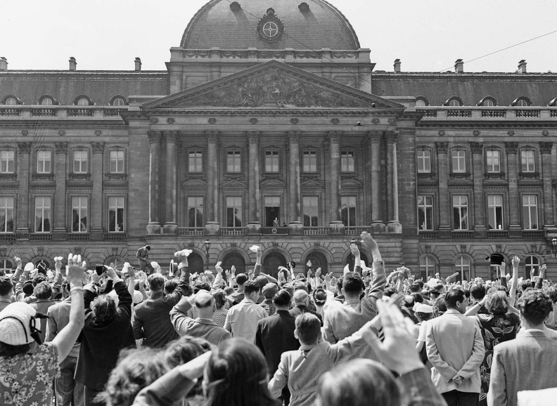 Op 17 juli 1951 legde Boudewijn de eed af als koning van België. Een menigte voor het koninklijk paleis juichte de nieuwe vorst toe. Foto Harry Pot. (Nationaal Archief, Den Haag)