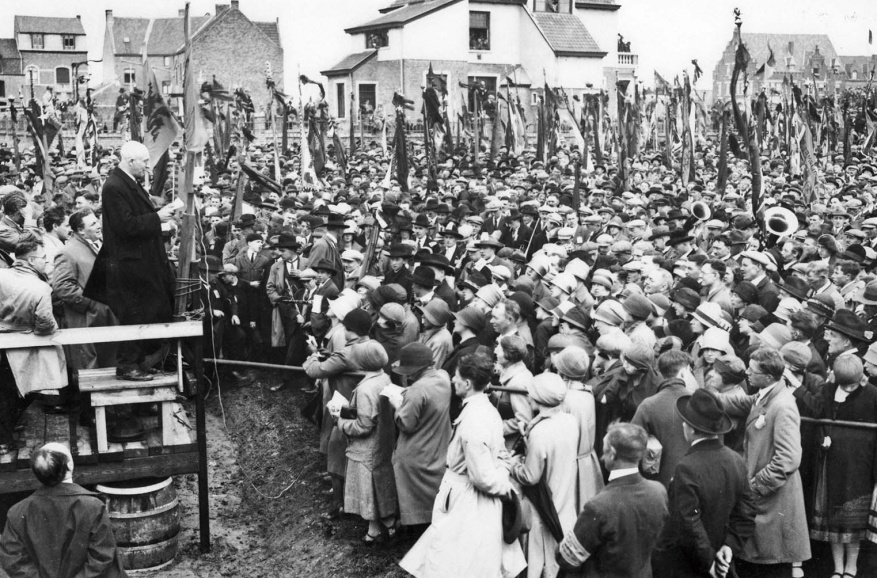 Toespraak van voorzitter Frans Daels op de achtste IJzerbedevaart, 21 augustus 1927. Foto J. Hersleven. (ADVN, VFFY31/308)