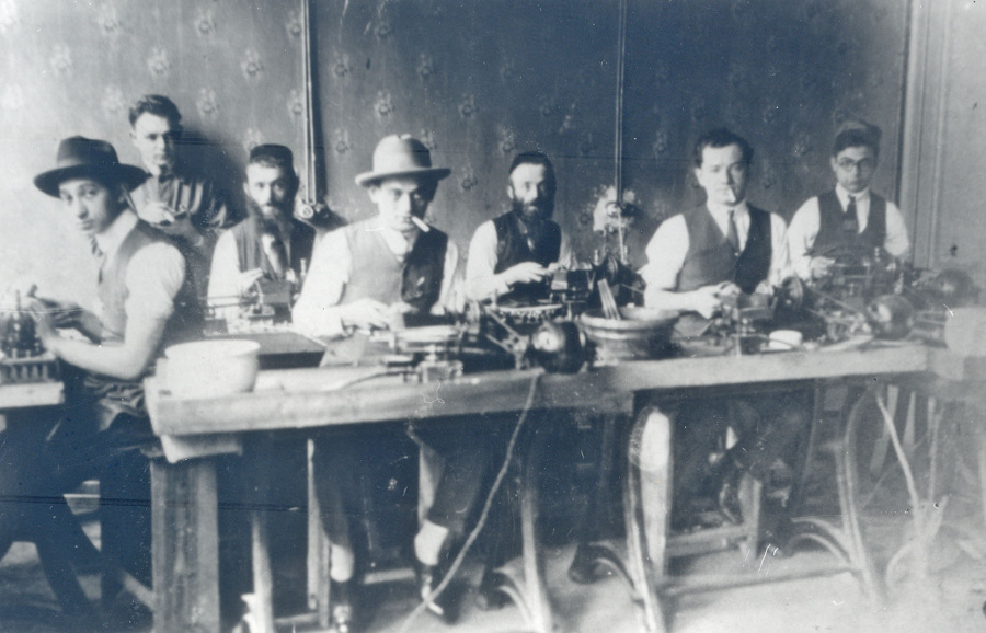 Joodse arbeiders aan het werk in een Antwerps diamantatelier, ca. 1925. (Joods Museum van België, Brussel)