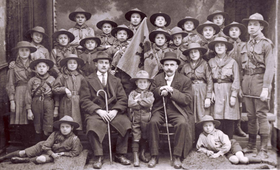 Een groep Vlaamse padvinders uit Brussel, onder leiding van Arnold Peeters en E. Lehouck, ca. 1930. (ADVN, VFB342)