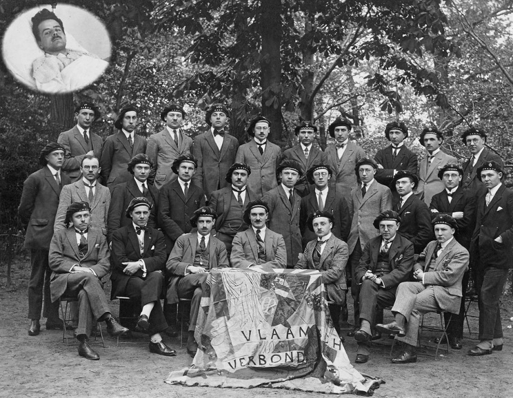 Het bestuur van het KVHV-Leuven van het academiejaar 1923-1924, met vooraan in het midden Verbondspreses Gerard Iserbyt. Het neerschieten van Berten Vallaeys, hier te zien op zijn ziekbed (medaillon), was het begin van een escalatie die leidde tot de Vlaamse studenterevolte van 1924-1925 en het wegsturen van een aantal KVHV-kopstukken. (Universiteitsarchief KU Leuven, AMVS)