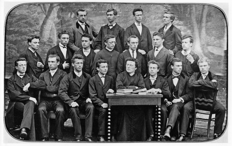 Priester Hugo Verriest tussen zijn leerlingen van het Klein Seminarie van Roeselare, ca. 1870. De charismatische Verriest propageerde de vernederlandsing van het middelbaar en hoger onderwijs in Vlaanderen. (Klein Seminarie van Roeselare)